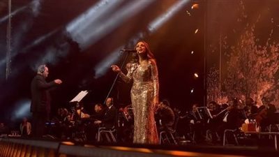 أنغام تبدأ حفلها بألحان الراحل رياض الهمشري، والجمهور: نورتي قطر (صور)