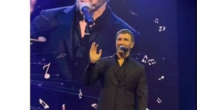 شاهد، كيف استقبل الجمهور كاظم الساهر لحظة صعوده على المسرح في حفله بـ دبي؟