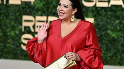 بفستان فضفاض، إيمي سمير غانم تثير الجدل حول حملها الثاني 