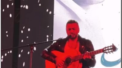 أشهر أغاني الراحل ليا ولغيري، لمسة وفاء من تامر حسني لمحمد رحيم خلال حفله اليوم (فيديو)