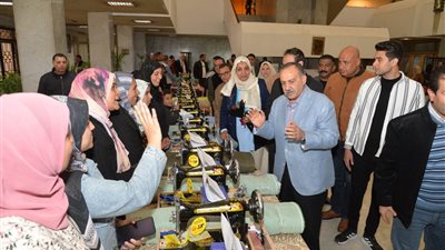 محافظ أسيوط يسلم 21 ماكينة خياطة و15 فرنا للسيدات الأرامل والمعيلات (صور)