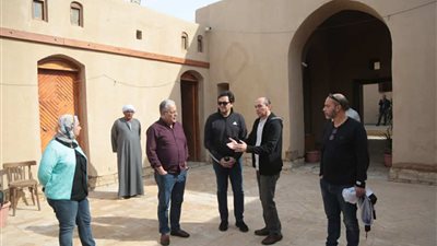 وزير الثقافة يتفقد قرية القرنة الجديدة 
