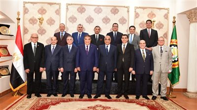 محافظ الشرقية يشدد على توافر اشتراطات السلامة البيئة في المشروعات قبل ترخيصها 