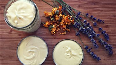 حمامات الكريم للشعر من الطبيعة، فوائدها وأفضل مكوناتها