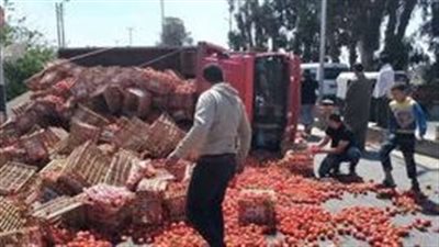 انقلاب سيارة محملة بالطماطم أعلى دائري الواحات، والمرور ينجح في تسييرالحركة