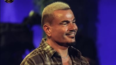 نجلاء بدر تدافع عن حلق عمرو دياب: كان بيلبسه توت عنخ آمون