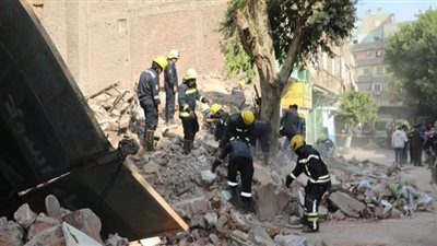 استمرار رفع أنقاض عقار مصر القديمة المنهار 