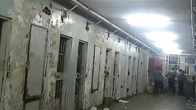 لحظة اقتحام سجن 