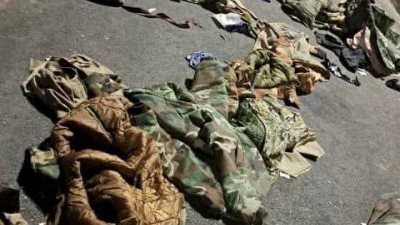 أفراد الجيش السوري يلقون بدلهم العسكرية في ساحة الأمويين بدمشق (صور)