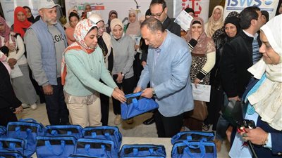 محافظ أسيوط يكرم 50 رائدة ريفية ويسلمهن شنط أدوات للسباكة