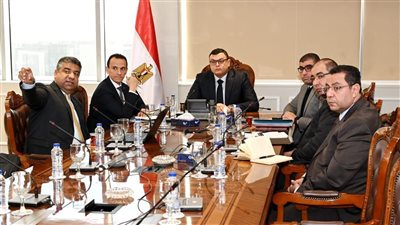 وزير الإسكان يناقش مقترحات تطوير الأداء وتعظيم الاستفادة من أصول الهيئة