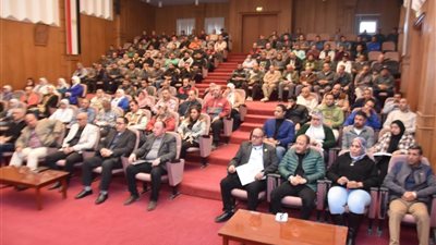 رئيس شركة «أبو زعبل للصناعات المتخصصة» يجتمع بالعاملين لمتابعة العملية الإنتاجية