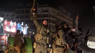 الفصائل المسلحة تفرض حظر تجول في دمشق من الساعة الـ 4 عصرًا 