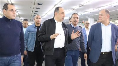 وزير قطاع الأعمال العام في جولة بـ