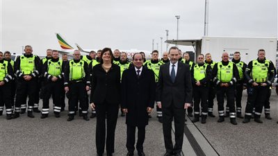  التقاط صور تذكارية، السيسي يستجيب لطلب عدد من المسئولين الدنماركيين بمطار كوبنهاجن