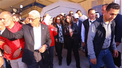 وزيرة التضامن تتفقد المركز اللوجستي والمخزن الجمركي للهلال الأحمر المصري بالعريش