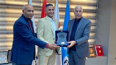 اتحاد الكرة يكرم الحكمين 