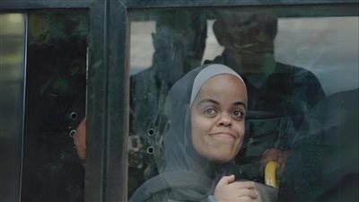 يناقش قضايا التنمر، عرض 