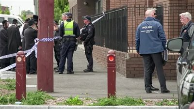 الشرطة الأسترالية تبحث عن 3 أشخاص مشتبه بهم في إحراق كنيس