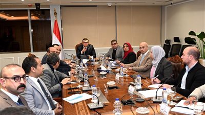 وزير الإسكان يتابع مشروعات ممشى أهل مصر وتطوير أرض مطار إمبابة 