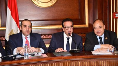  خالد عبد الغفار: قانون المسؤولية الطبية يتعامل بمشرط جراح لضمان حقوق الفريق الصحي