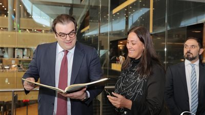 وزير التعليم اليوناني يزور مكتبة الإسكندرية (صور)