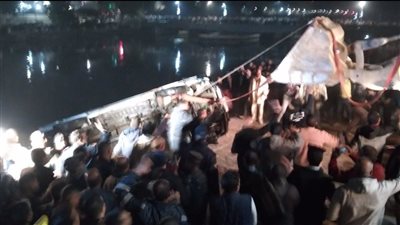 الحماية المدنية تنتشل ميكروباص سقط في ترعة الإبراهيمية بأسيوط (صور)