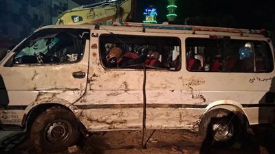 4 صور جديدة ترصد لحظة انتشال ميكروباص سقط في ترعة الإبراهيمية بأسيوط