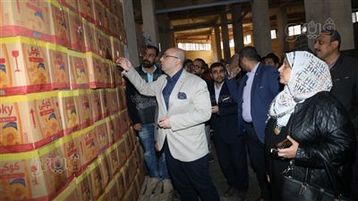 محافظ بني سويف يراجع أرصدة المخزون من السلع الأساسية والتموينية (صور)