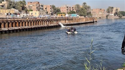 زيادة عدد الزوارق والغواصين للبحث عن المفقودين في حادث ميكروباص أسيوط (فيديو) 