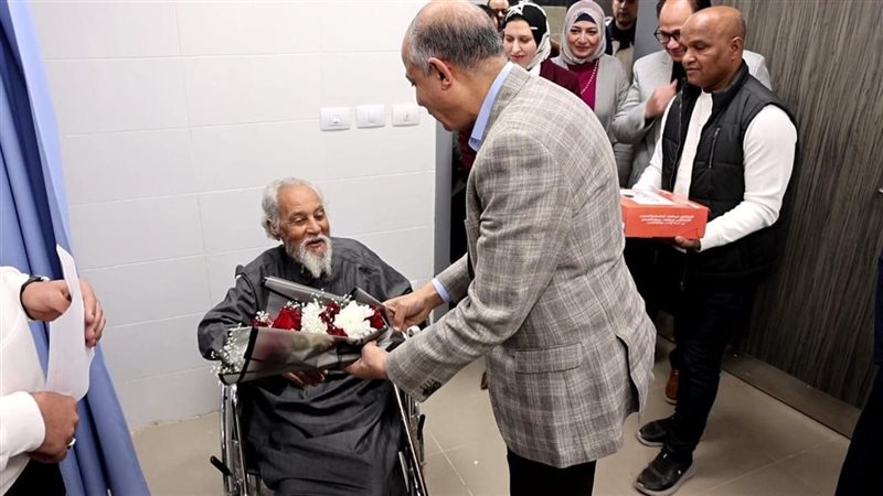محافظ المنيا يهدي