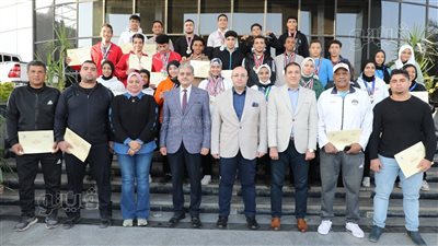 محافظ بني سويف يُكرم أبطال رفع الأثقال والملاكمة وألعاب القوى