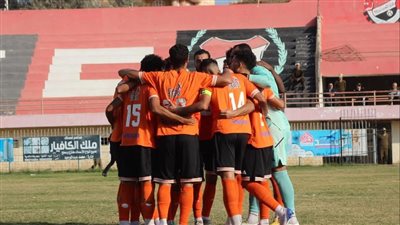 لاعب المنصورة يضرب مدربه اعتراضا علي تغييره بعد 12 دقيقة ( فيديو وصور)