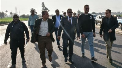  محافظ الشرقية يتفقد أعمال رصف وتوسعة طريق 