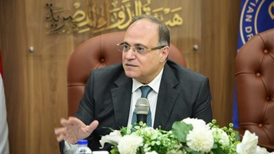 رئيس هيئة الدواء يبحث التحديات أمام الشركات مع جهاز الدمغة الطبية