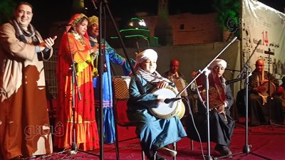 بالطبلة والدف، طفلان يخطفان الأنظار بمهرجان التحطيب في الأقصر (فيديو وصور)