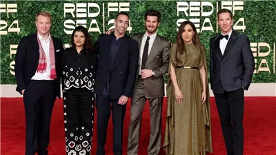 النجم العالمي أندرو جارفيلد يتألق في مهرجان البحر الأحمر السينمائي (صور)