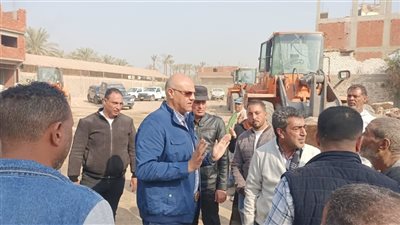 إزالة تعد على الطريق العام بإنشاء مقابر وهمية في قنا 