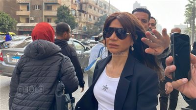 بسمة وهبة في محكمة الجيزة لمساندة المخرج عمر زهران (فيديو وصور)