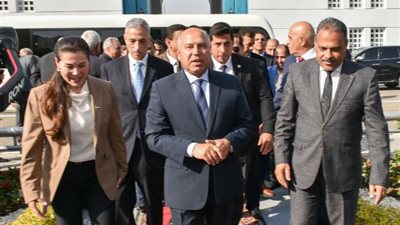 كامل الوزير ومحافظ الشرقية يتفقدان مصانع الغزل والنسيج بمدينة العاشر 