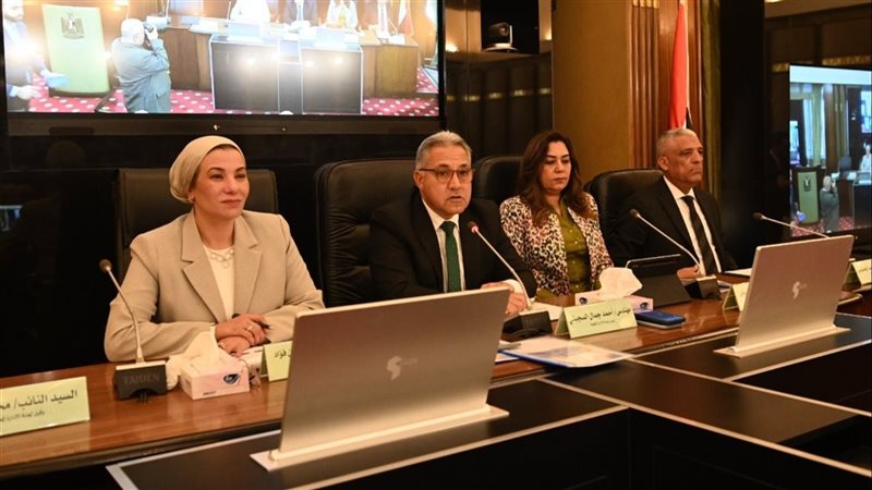 وزيرة البيئة باجتماع