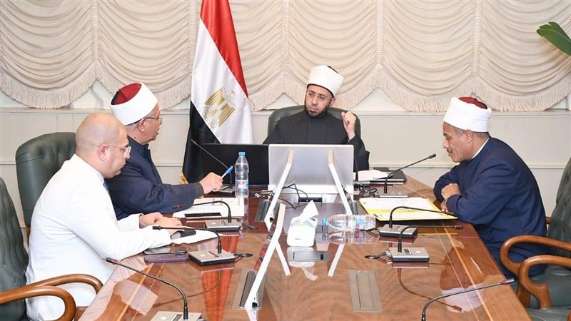 وزير الأوقاف يلتقي