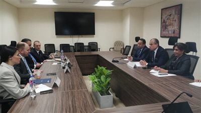 رئيس التمثيل التجارى يبحث مع نائب وزير الصناعة الروسي تعزيز التعاون بين البلدين 