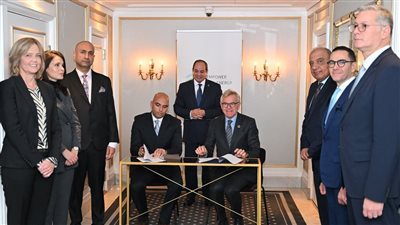  السيسي يشهد توقيع عقد بين 