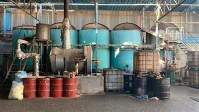 ضبط مصنع لإعادة تدوير زيوت السيارات فى كرداسة 