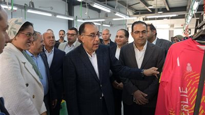 رئيس الوزراء يتفقد مصنع 