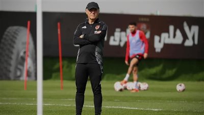 كولر يحاضر لاعبي الأهلي قبل انطلاق أول مران في قطر 