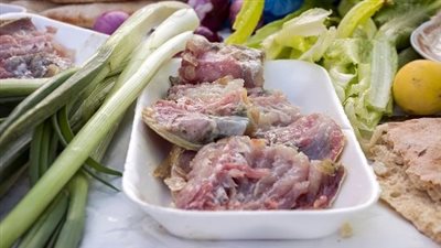 تفسير حلم أكل الفسيخ في المنام وعلاقته بالحظ الجيد وحل المشكلات