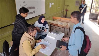 المدارس تواصل تسليم أجهزة التابلت لطلاب الصف الأول الثانوي (صور) 