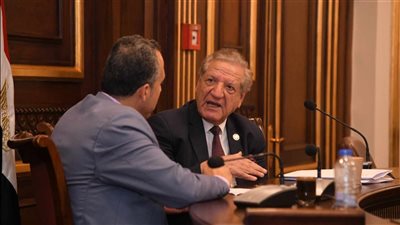 د. فخرى الفقي: هيمنة الدولار ستنتهي بعد 50 سنة.. وأمريكا تسئ استخدامه منذ ربع قرن.. واقتصادها لا يمكن أن يسقط لهذا السبب ( حوار )